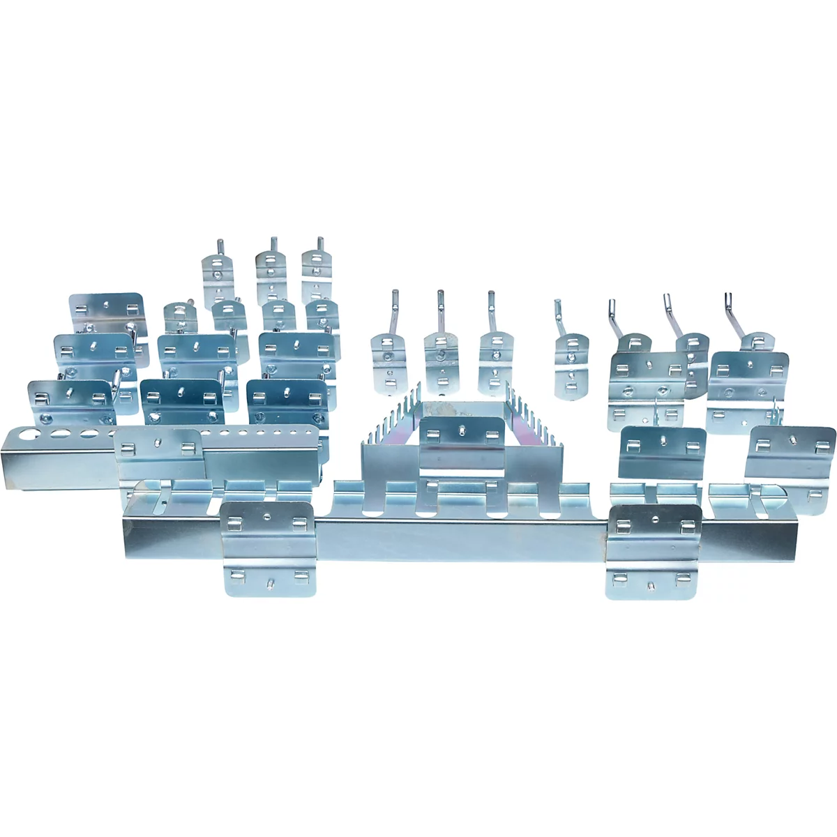 Metallbeschläge, in unterschiedlichen Formen, angeordnet auf weißem Hintergrund.