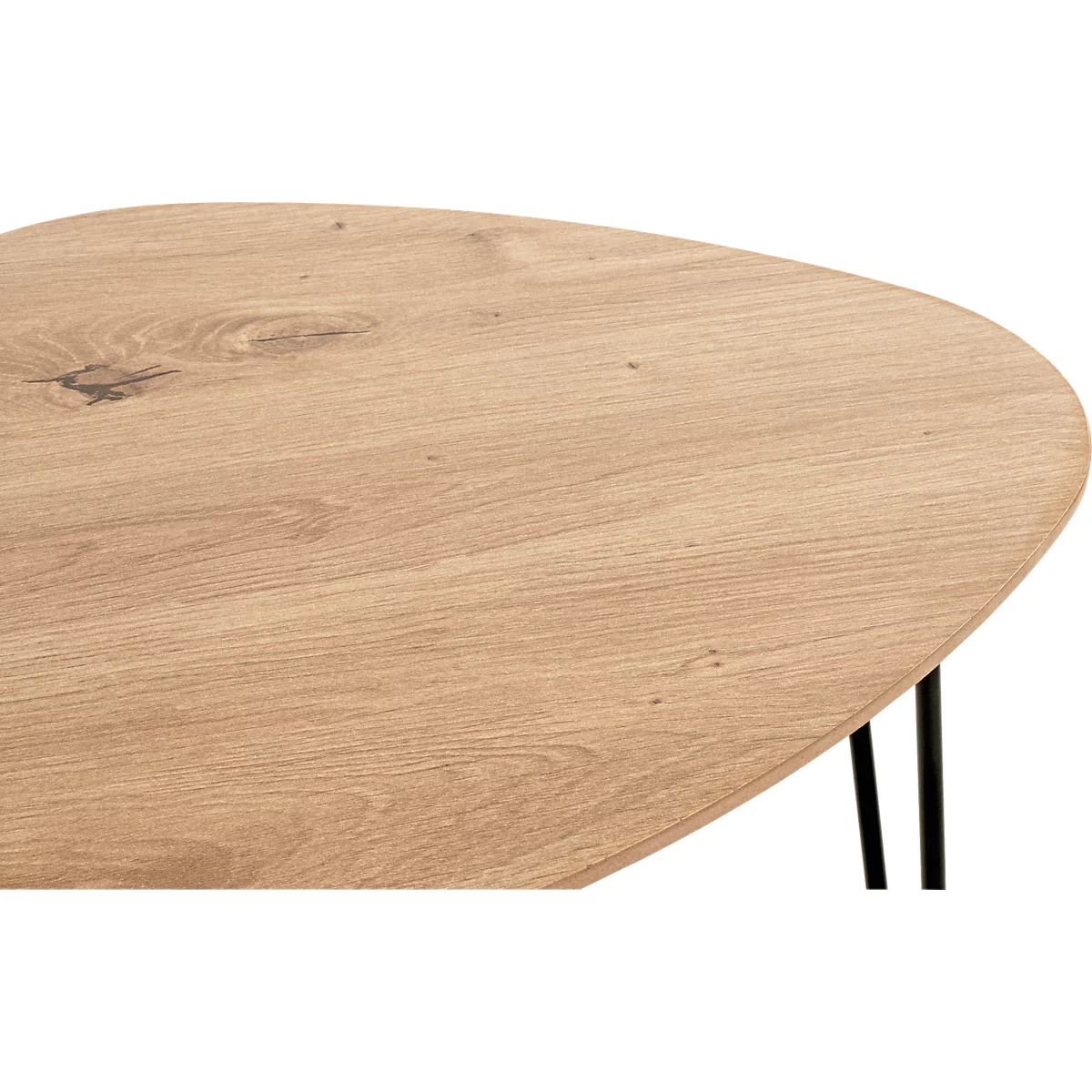 Nahaufnahme der abgerundeten Tischplatte aus hellem Holz mit deutlicher Maserung und Astloch.