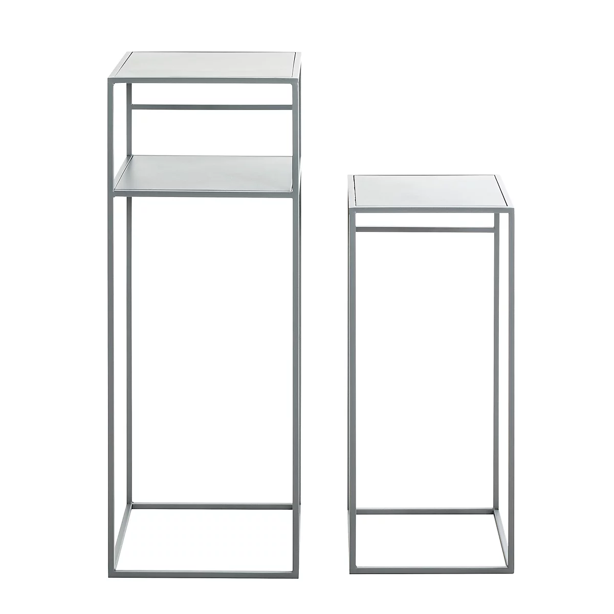 Zwei graue, minimalistische Beistelltische. Einer ist höher mit Regalen, der andere niedriger, beide auf weißem Hintergrund.