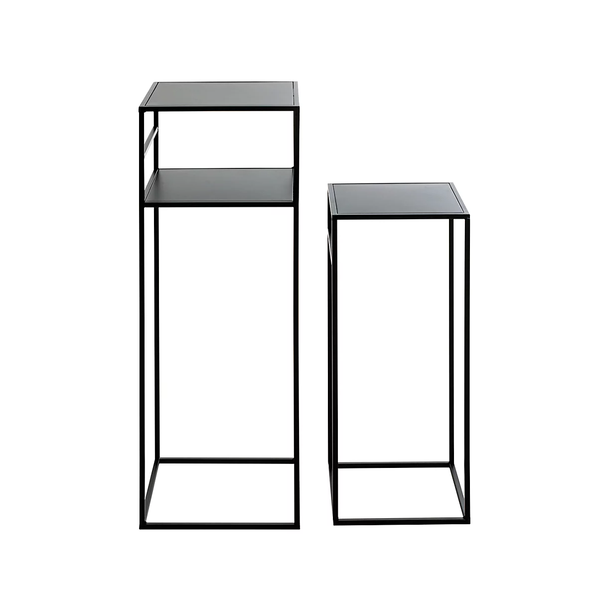 Zwei schwarze Beistelltische mit unterschiedlichen Höhen, quadratischen Oberflächen und Metallrahmen, freigestellt auf weißem Hintergrund.
