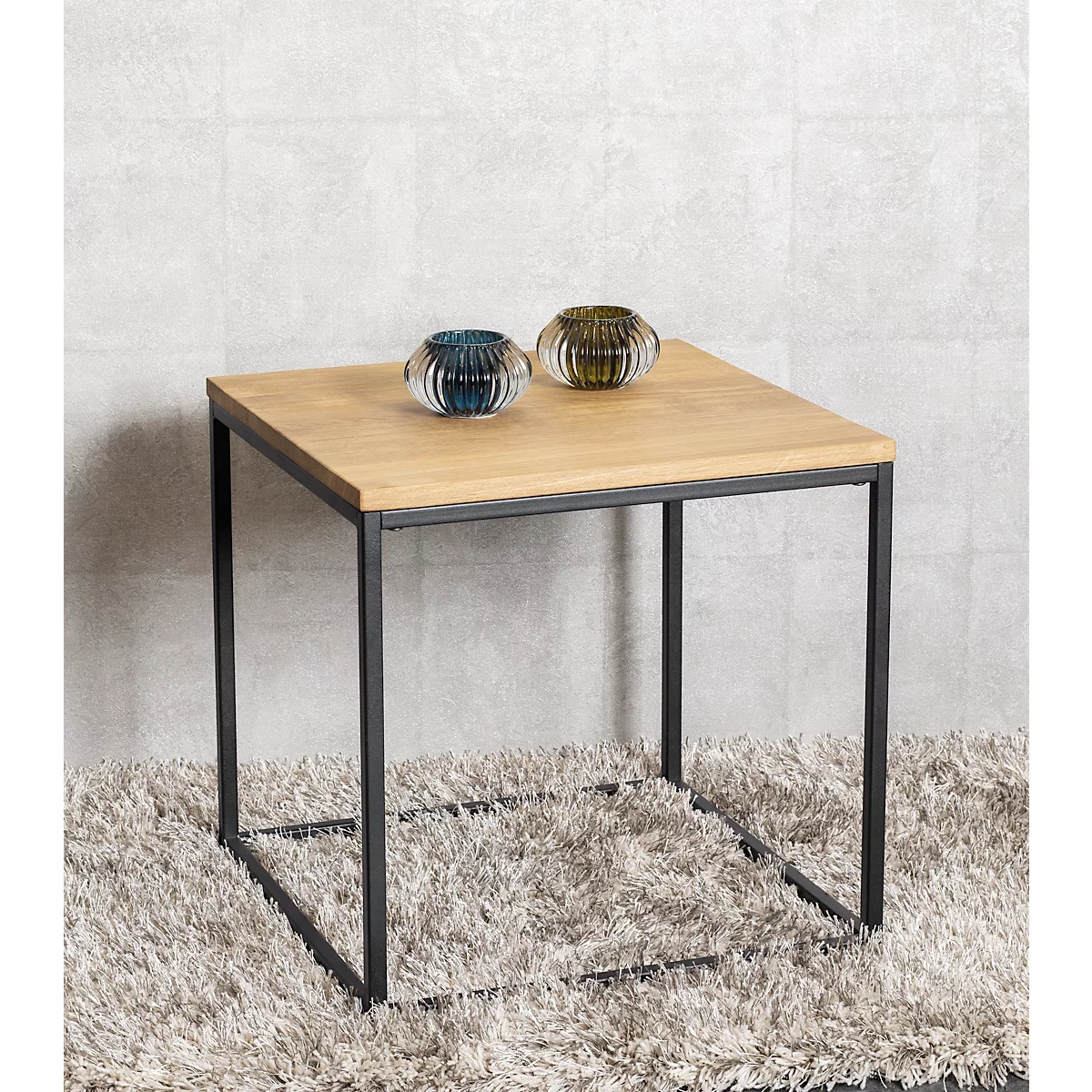 Quadratischer Holztisch mit hellbrauner Tischplatte und schwarzem Metallgestell.