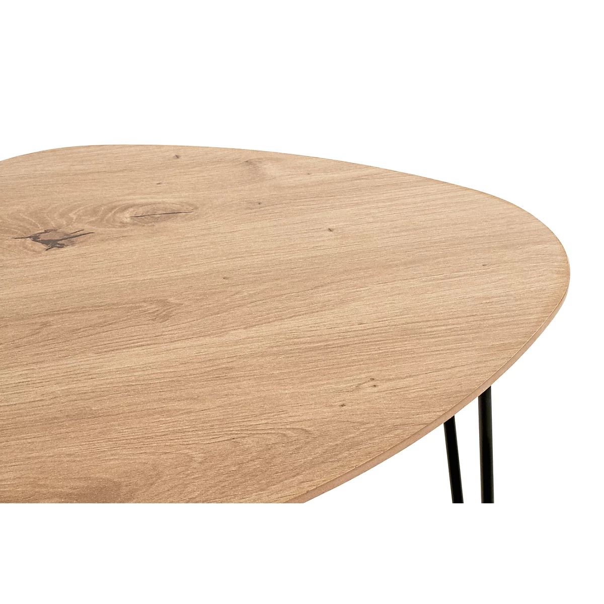 Driehoekige tafel met houten blad en zwarte metalen poten, vrijstaand.