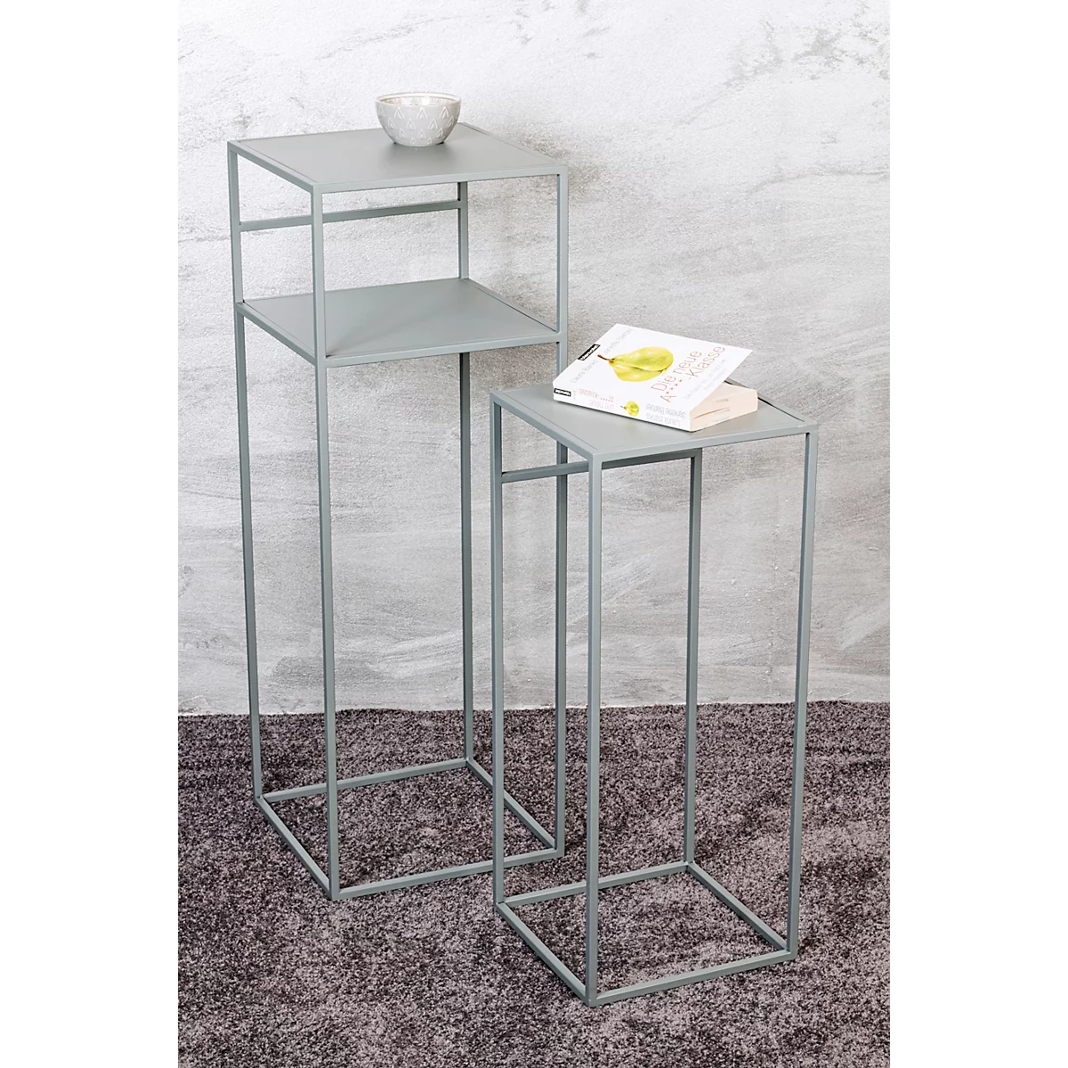 Twee grijze metalen bijzettafels. Eén hoog met twee planken, één lager met één plank. Afmetingen zijn gegeven.