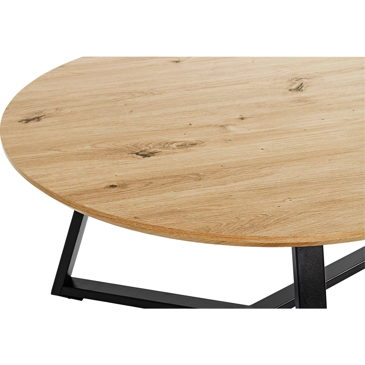 Nahaufnahme eines runden Esstisches aus hellem Holz mit schwarzen Metallbeinen. Die Maserung des Holzes ist deutlich zu erkennen.