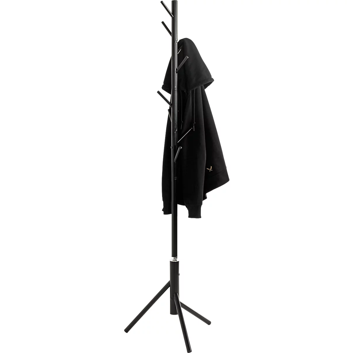 Zwarte kapstok met zwarte jas. De standaard heeft drie poten en verschillende haken om op te hangen.