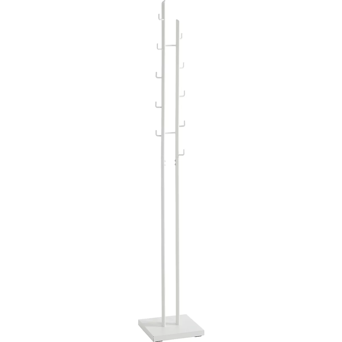 Een vrijstaande, witte kledingrek. Rechte, verticale palen met haken om kleding op te hangen.