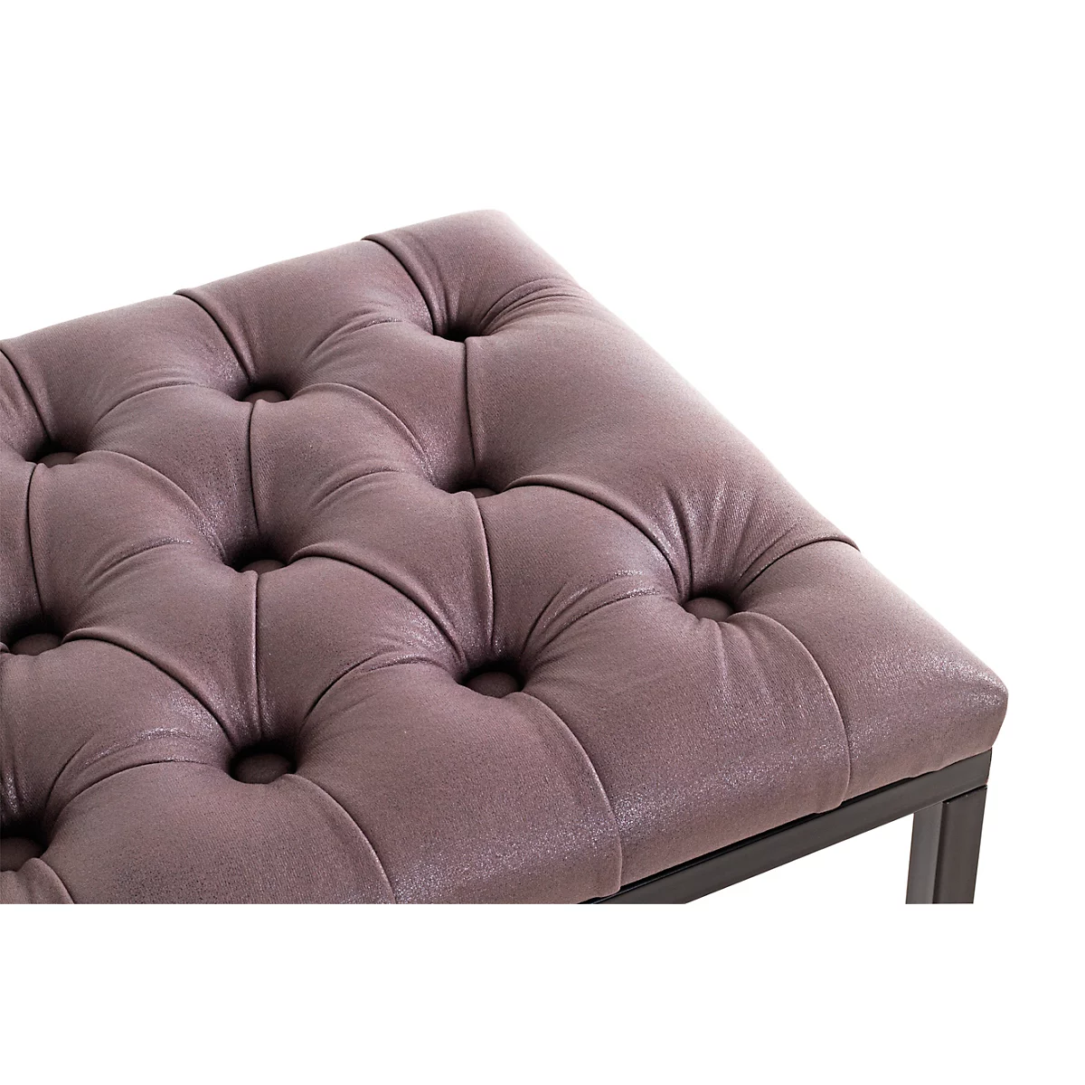 Een rechthoekige kruk met knoopbekleding. Het heeft een bruin, gestoffeerd zitkussen en een zwart metalen frame. De afmetingen zijn aangegeven.