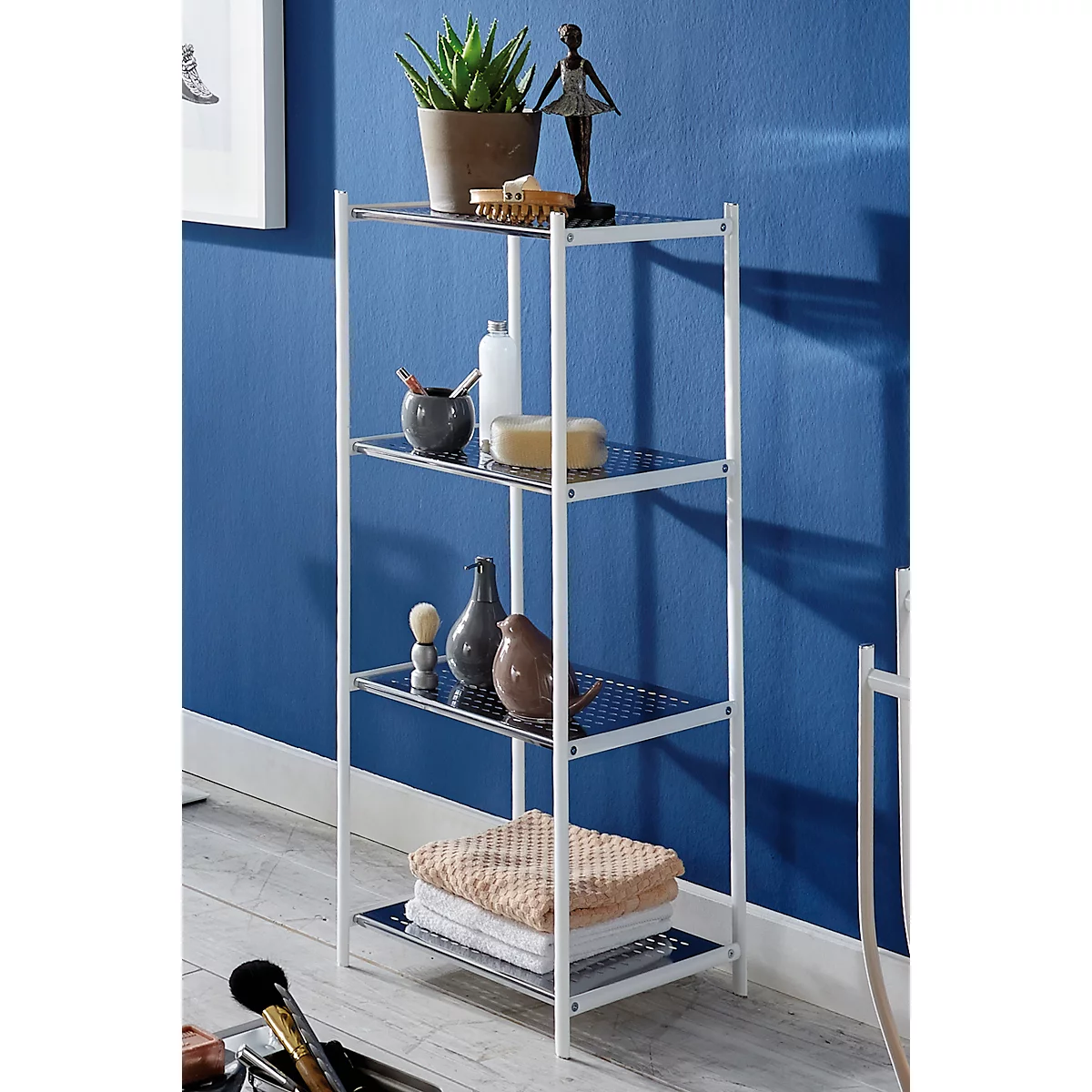 Witte badkamerplank met vier planken. Decoratie: planten, vazen, handdoeken. Blauwe achtergrond.