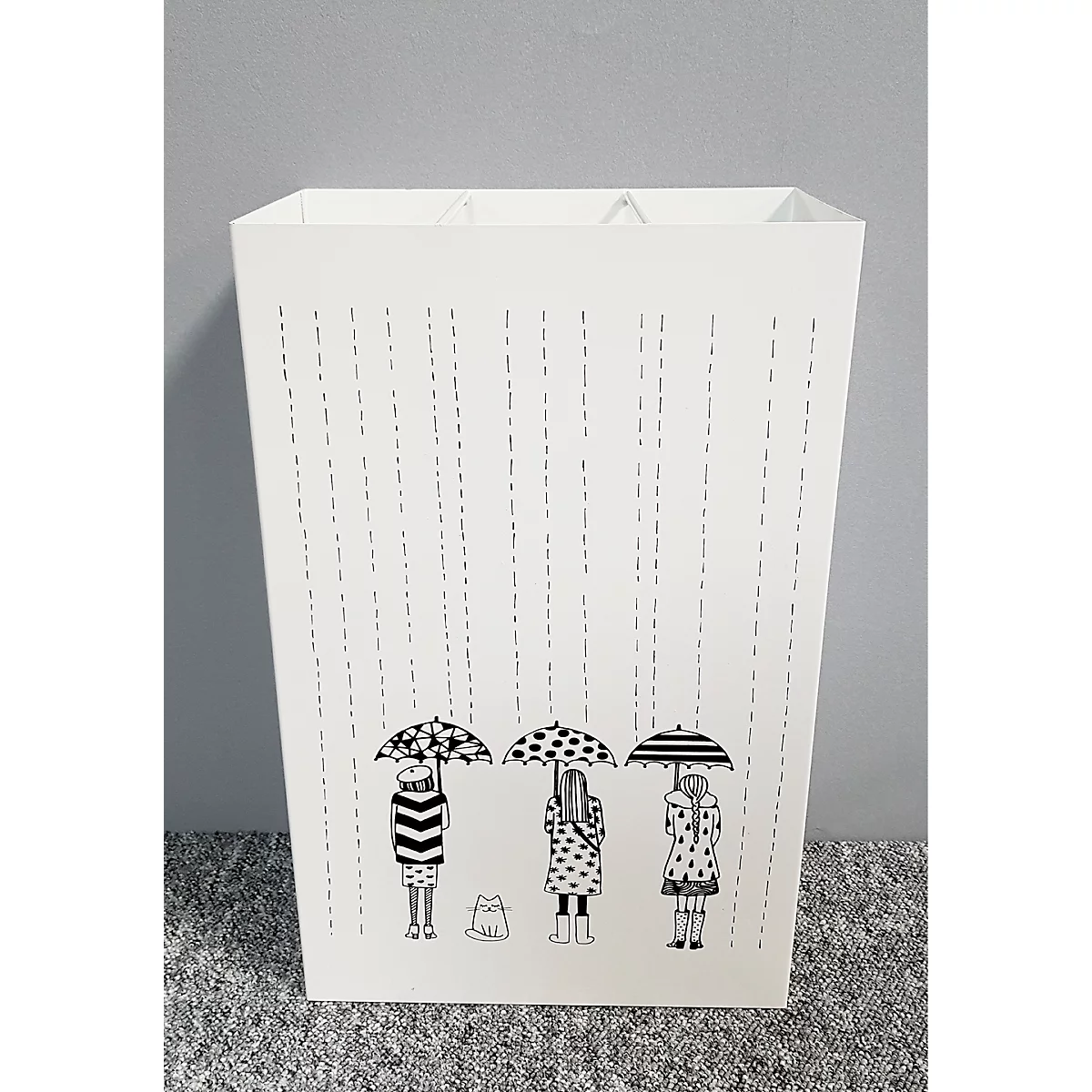 Witte prullenbak met regendesign: drie figuren onder paraplu's en een kat.