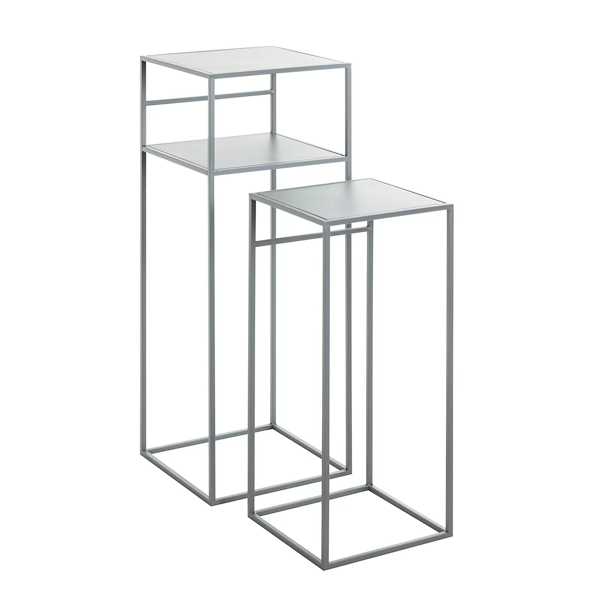 Deux tables d'appoint en métal gris, l'une haute avec deux étagères, l'autre basse avec une étagère.
