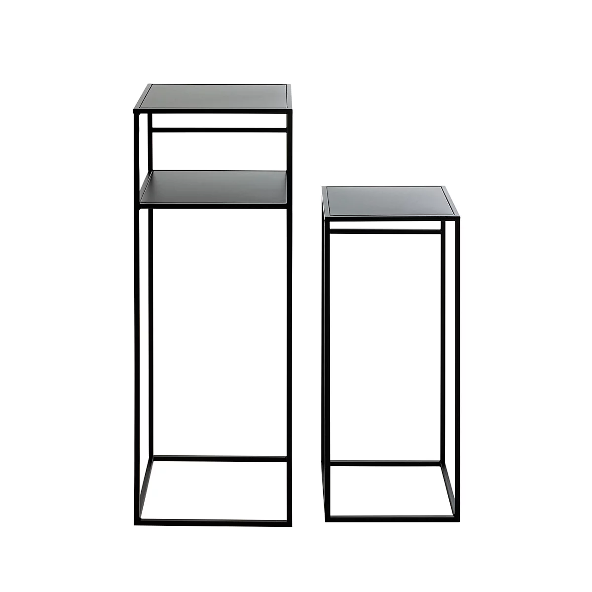 Deux tables d'appoint noires, une haute avec deux étagères, l'autre carrée et basse.