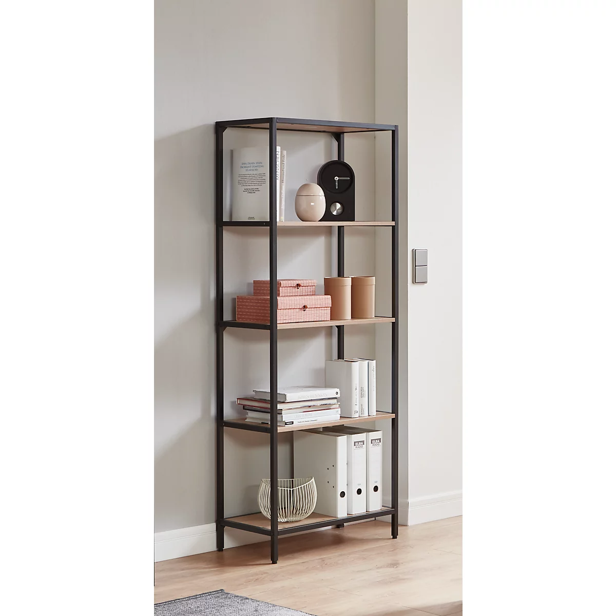 Zwarte metalen plank met houten planken. Op de planken staan boeken, decoratieve objecten, mappen en dozen.