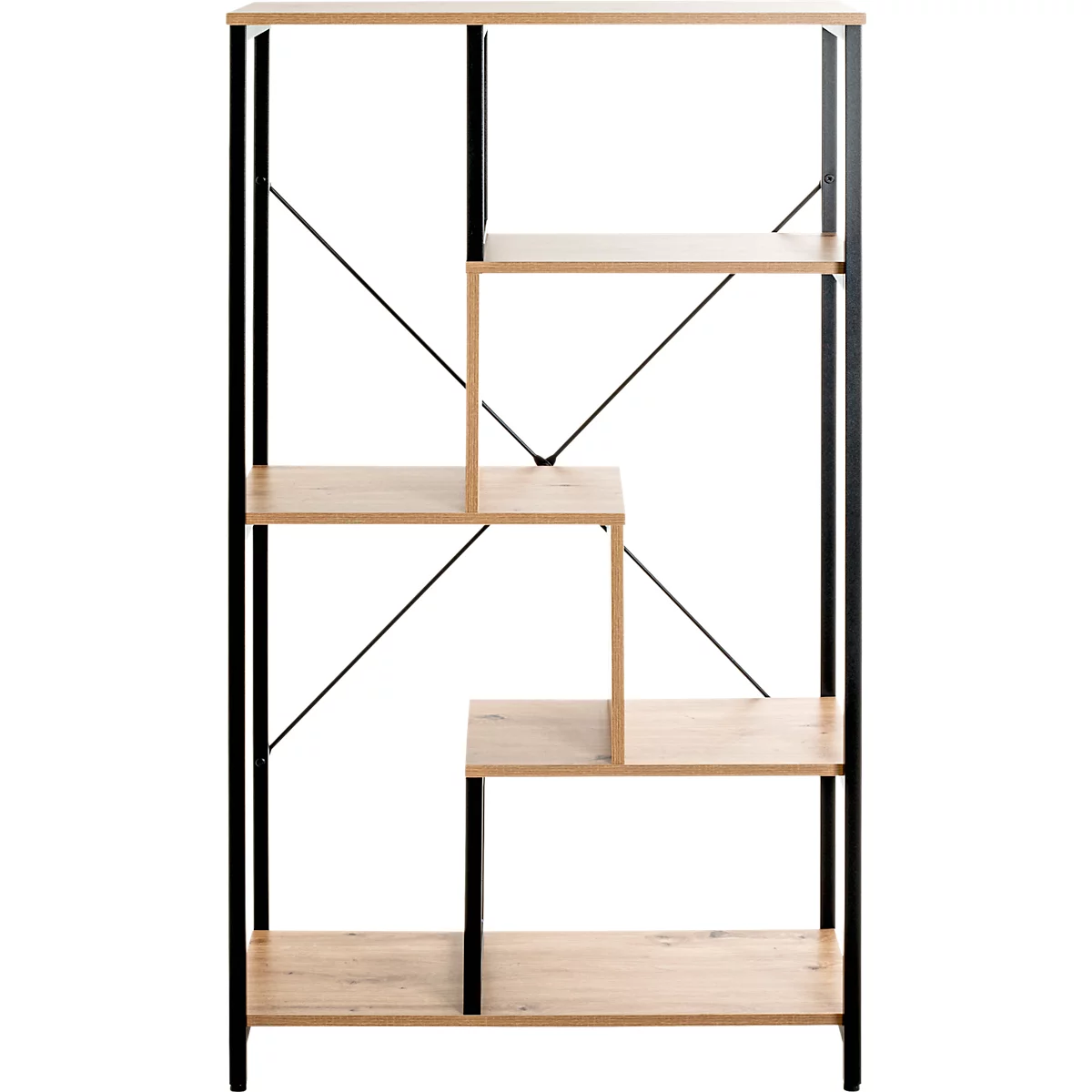 Een boekenrek met open planken die worden vastgehouden door zwarte metalen staven. De planken zijn lichtbruin.