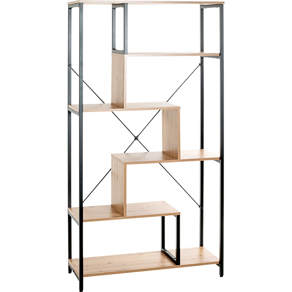Hoge, open boekenkast met zwarte metalen frames en lichte houten planken. Sommige planken zijn in een zig-zag patroon gerangschikt.