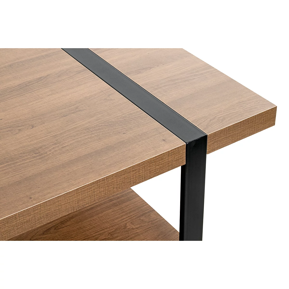 Gros plan sur une table en bois avec une bande de métal noir au milieu et un pied en métal noir.