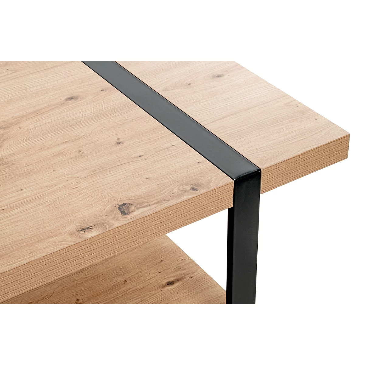 Gros plan sur une table en bois avec des accents métalliques noirs. Le plateau de la table montre le grain du bois et est encadré d'une bande métallique noire.