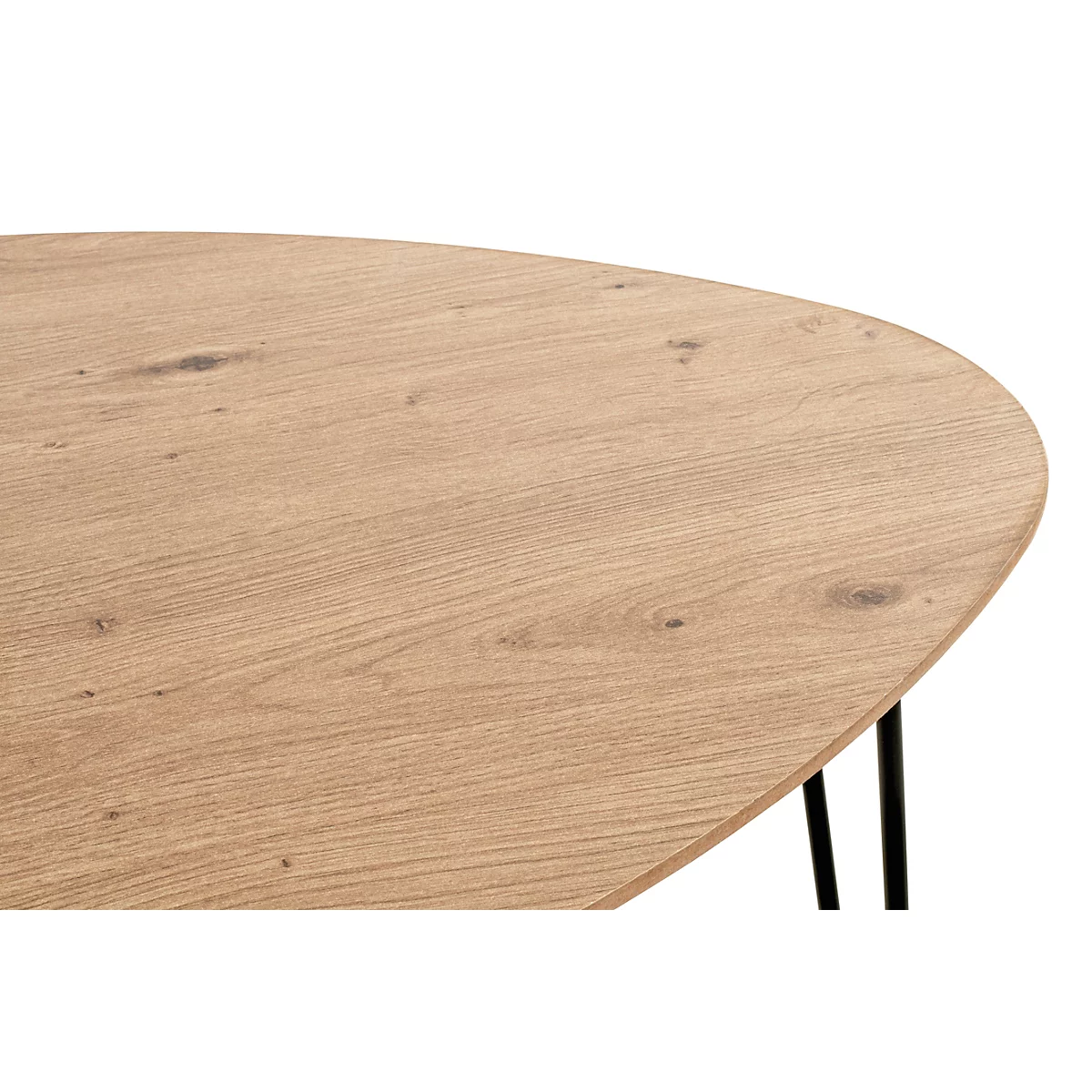 Gros plan sur une table basse triangulaire en bois brun clair avec des pieds noirs.