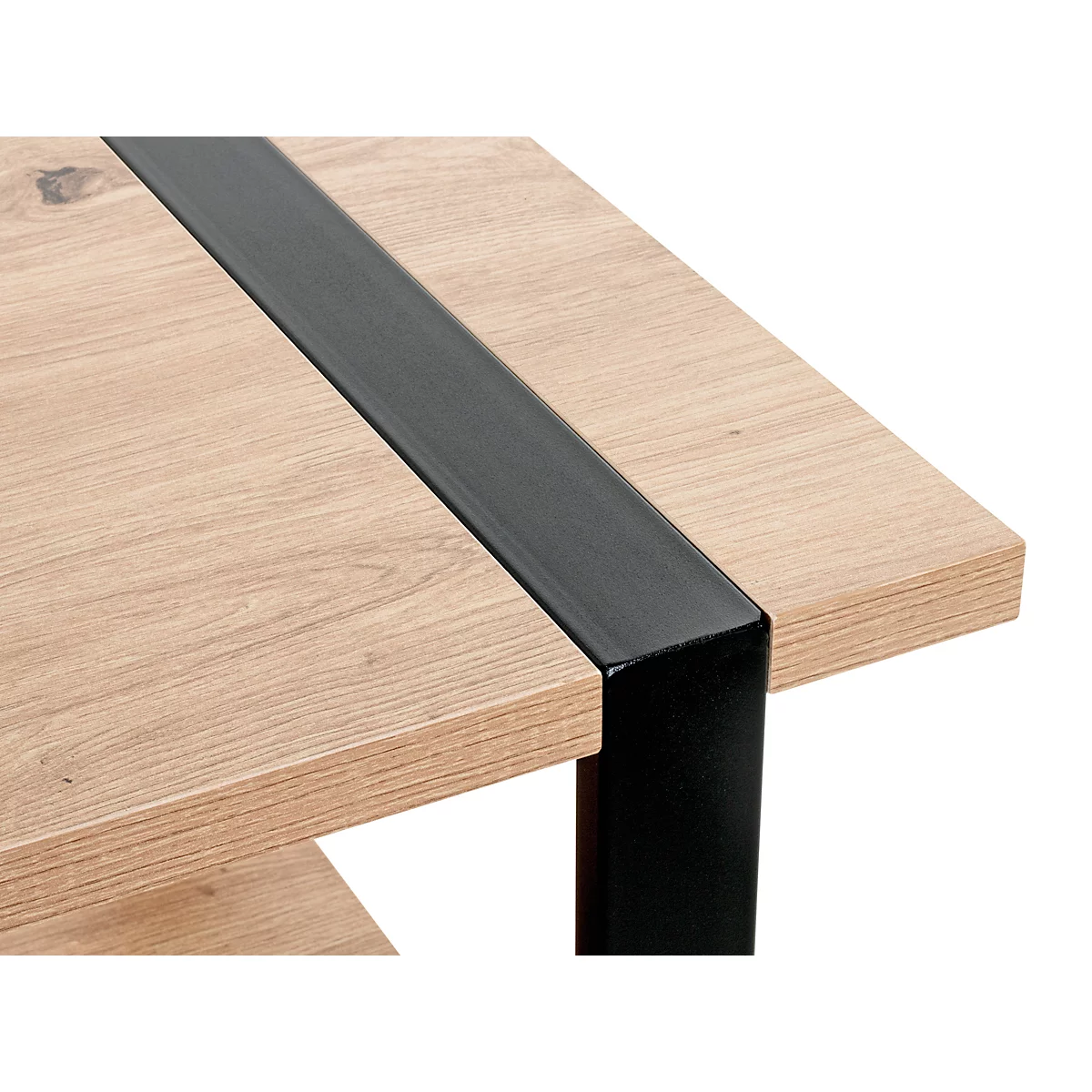 Table d'appoint carrée avec plateau en bois et structure en métal noir. Il y a deux bandes de métal noir entre les planches supérieure et inférieure.