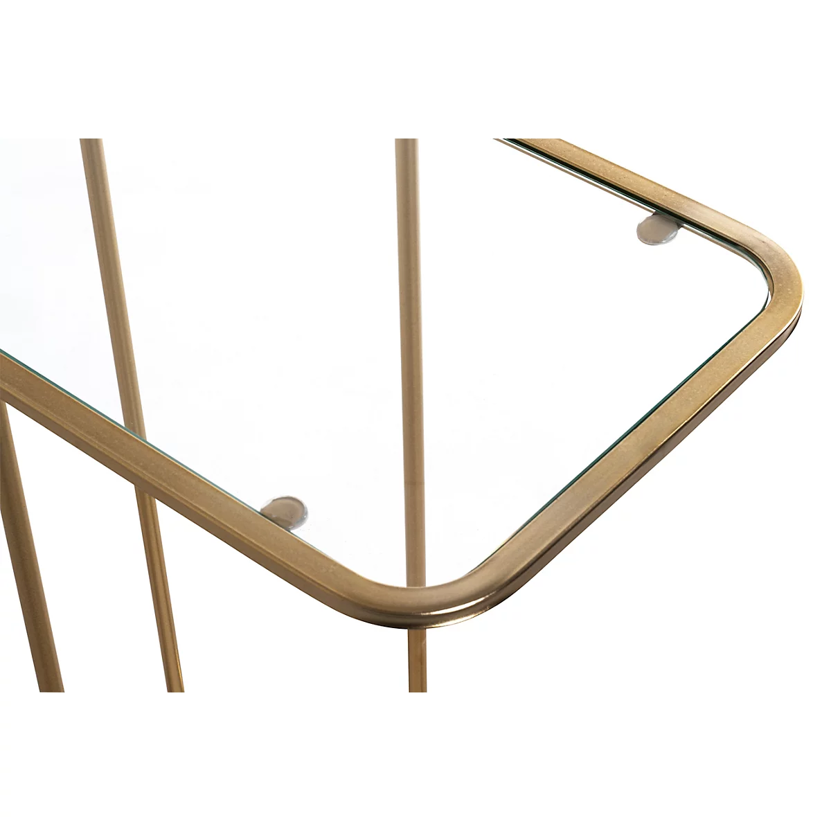 Détail d'une petite table d'appoint dorée avec plateau en verre, sur fond blanc.