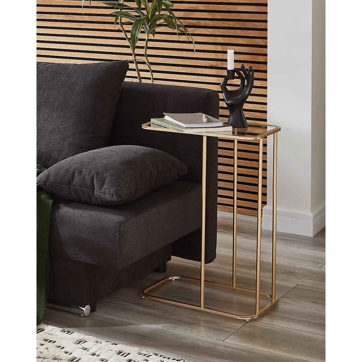 Table d'appoint avec cadre doré et plateau en verre, dimensions indiquées en cm. Marque ESG.