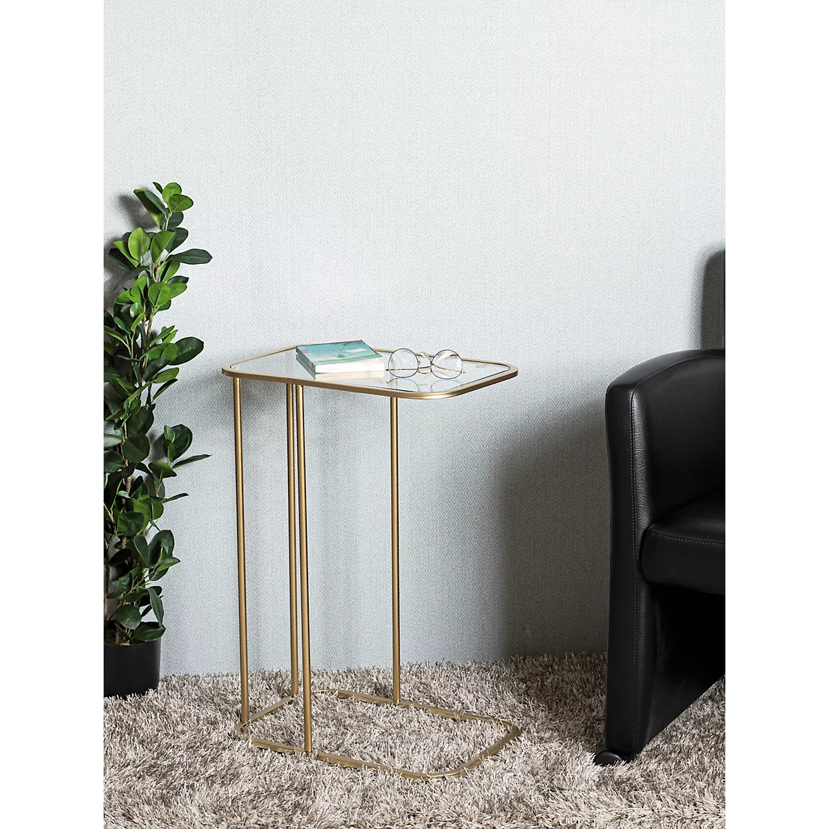 Table d'appoint avec un cadre en métal doré et un plateau en verre. Forme rectangulaire avec des coins arrondis.