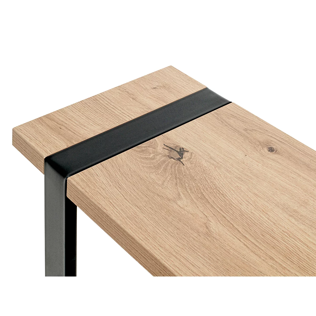 Gros plan sur un dessus de table en bois avec une bande et un pied en métal noir, le grain du bois est clairement visible.