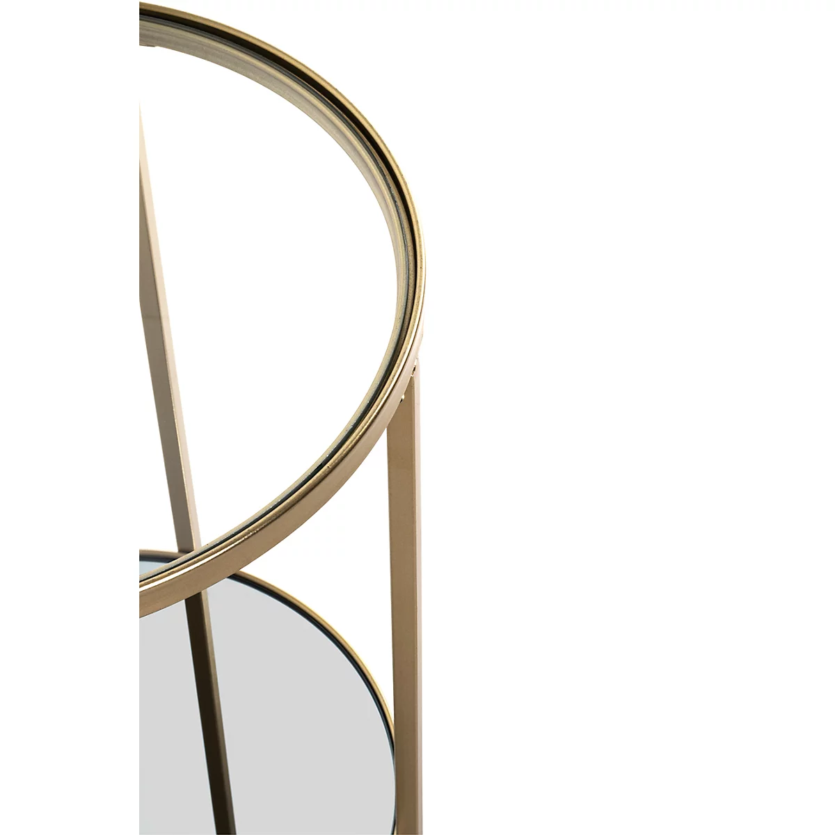 Gros plan d'une table d'appoint ronde et dorée avec deux étagères en verre. Sur fond blanc.