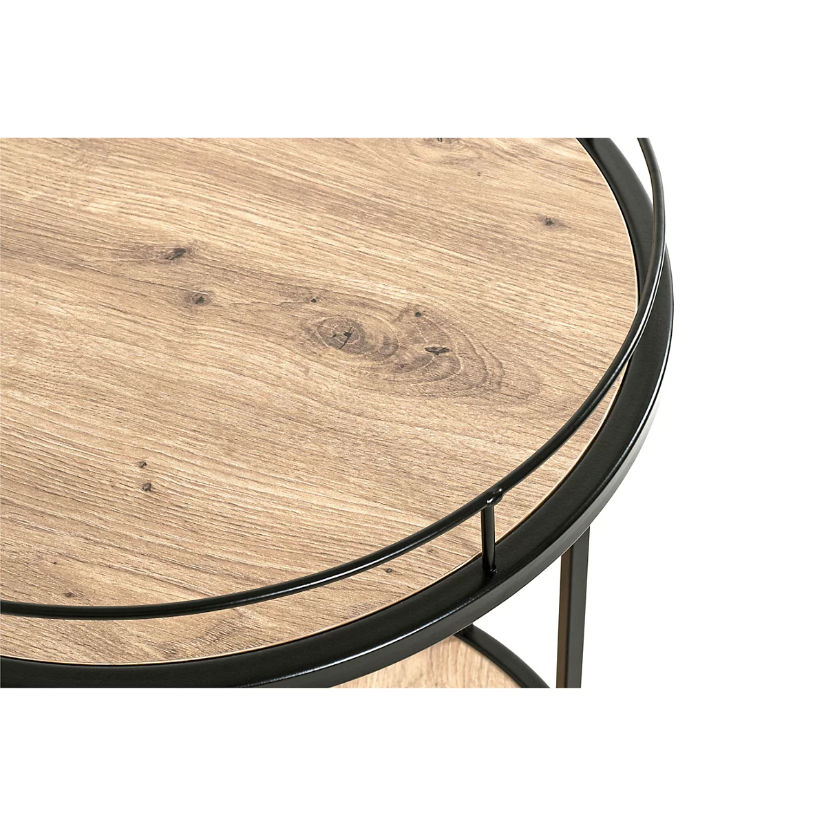 Deux tables d'appoint à roulettes devant un canapé marron clair. Sur les tables : vases, verres et écouteurs.