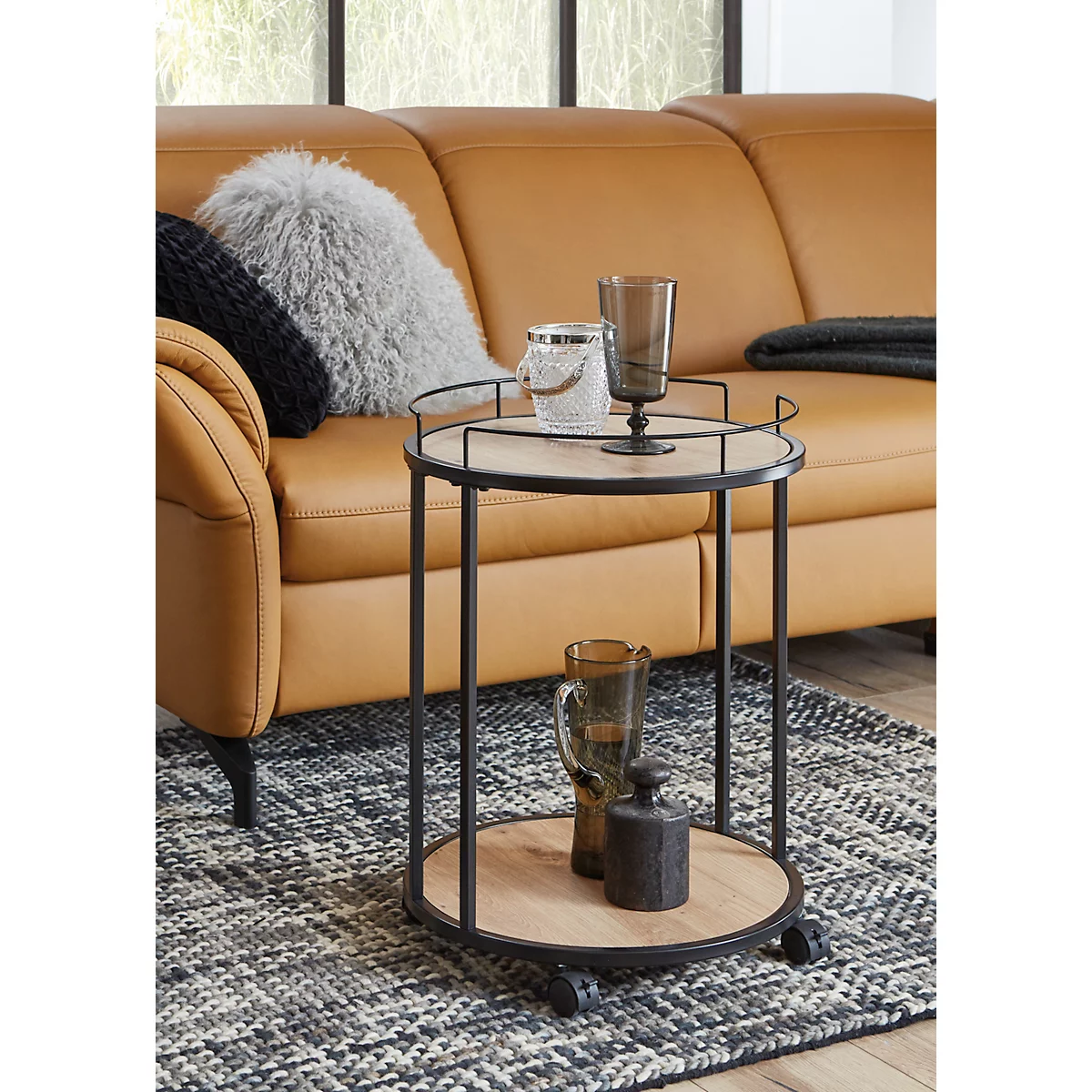Détail d'une table d'appoint ronde en bois avec un cadre en métal noir.