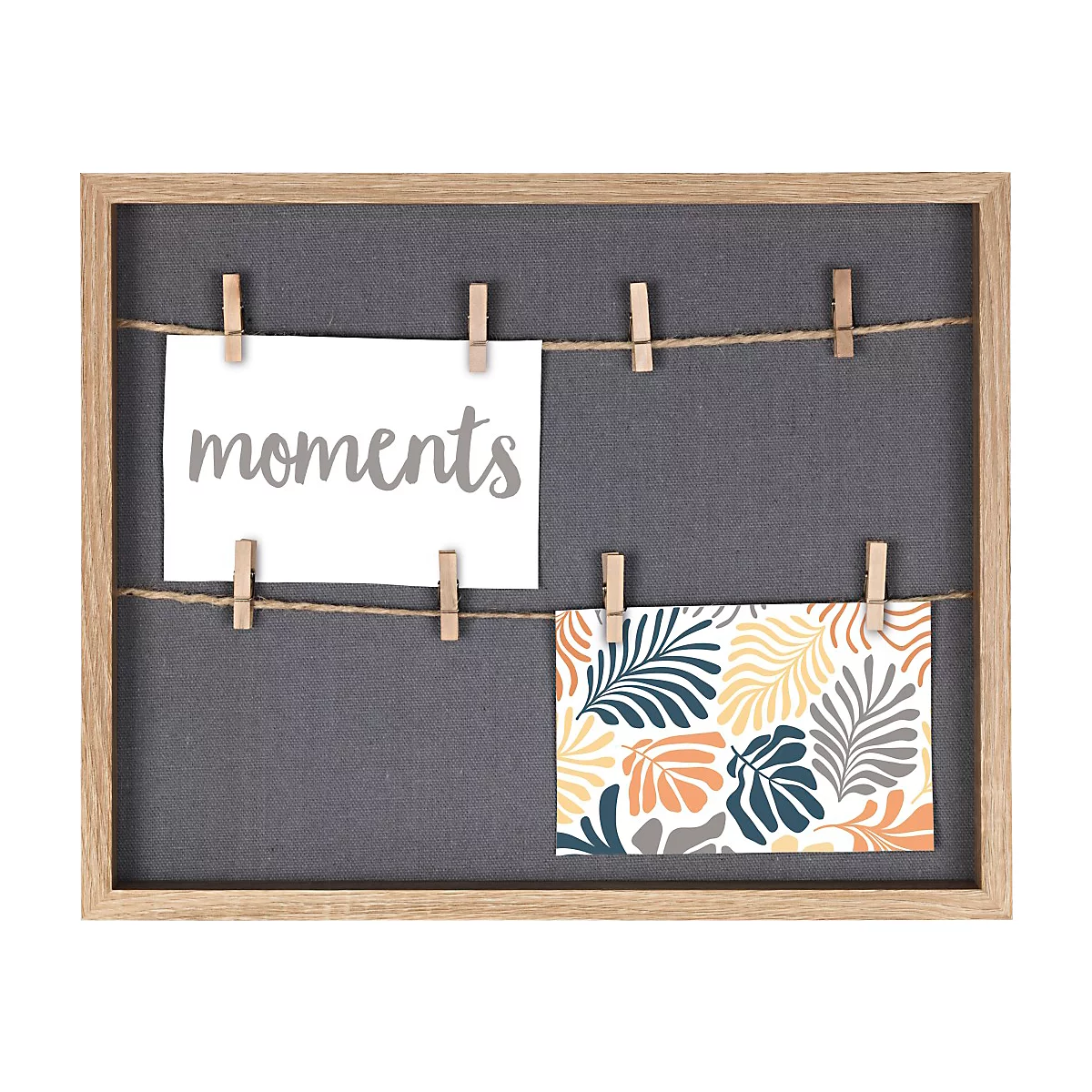 Cadre en bois avec tableau gris et fils à linge. Il y a des notes attachées avec les mots "moments" et un motif coloré.