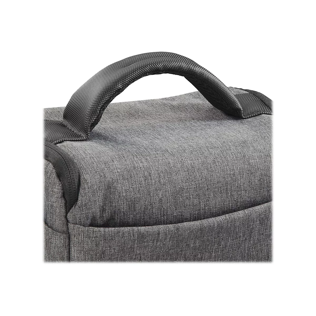 Nahaufnahme des grauen Tragegriffs einer Tasche aus meliertem Stoff.