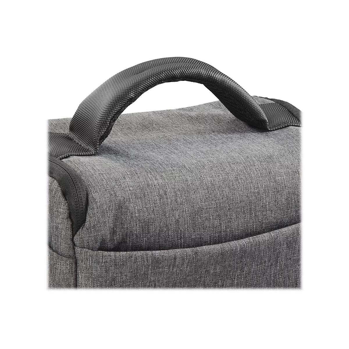 Nahaufnahme des grauen Tragegriffs einer Tasche aus meliertem Stoff.