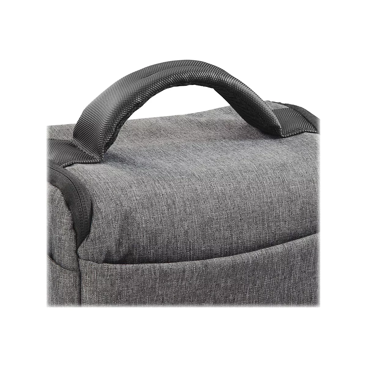 Nahaufnahme des grauen Tragegriffs einer Tasche aus meliertem Stoff.