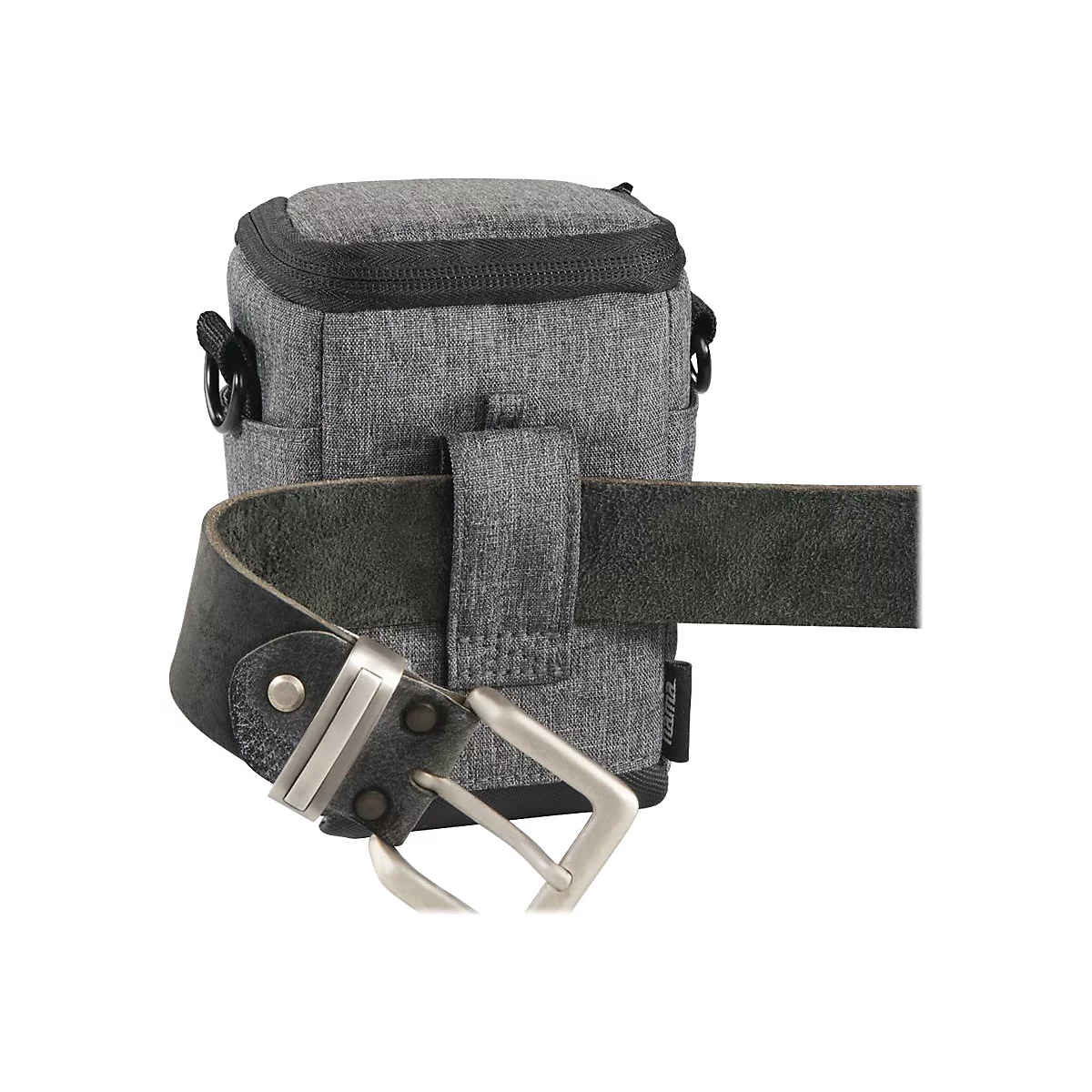 Graue Kameratasche aus Stoff mit Schlaufe, an einem schwarzen Ledergürtel befestigt, vor weißem Hintergrund.