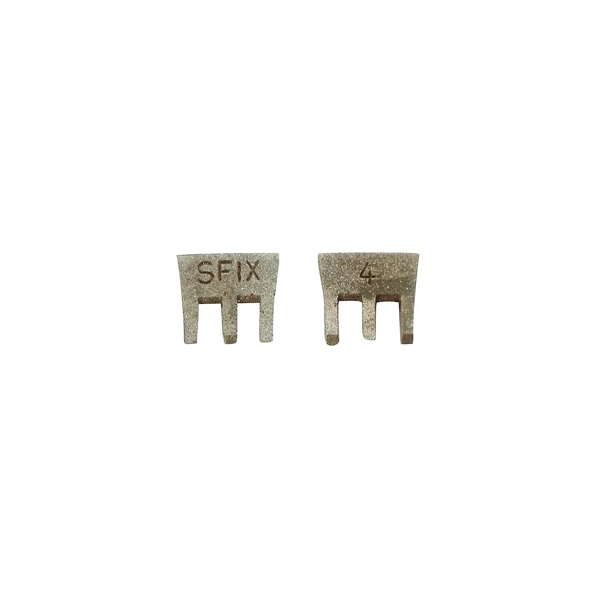 Twee grijze metalen onderdelen: één gegraveerd met "SFIX", de andere met het nummer "4".