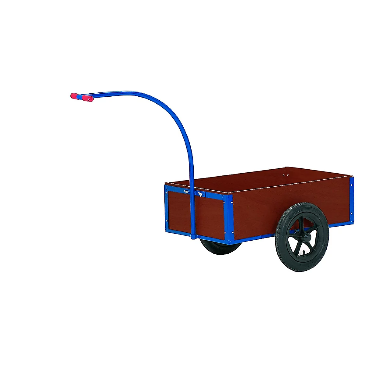 Een rode bolderkar met blauw frame, twee zwarte wielen en een blauwe gebogen handgreep met rode handvatten.