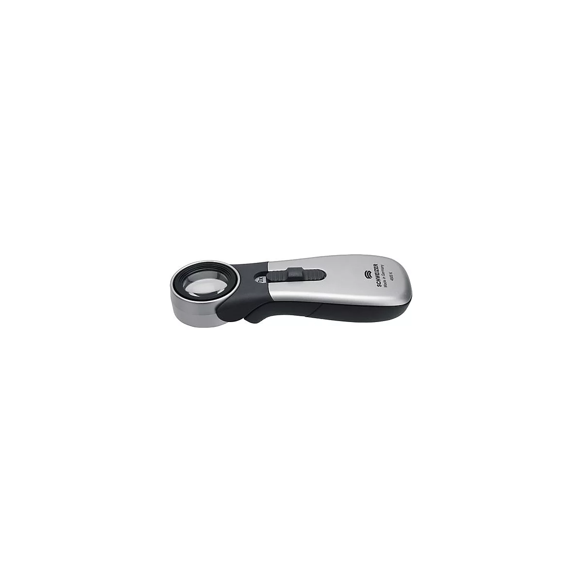 Handheld vergrootglas in zilver en zwart. Voorzien van een vergrootglas, handvat, schakelaar en de inscriptie 'Schweizer'.