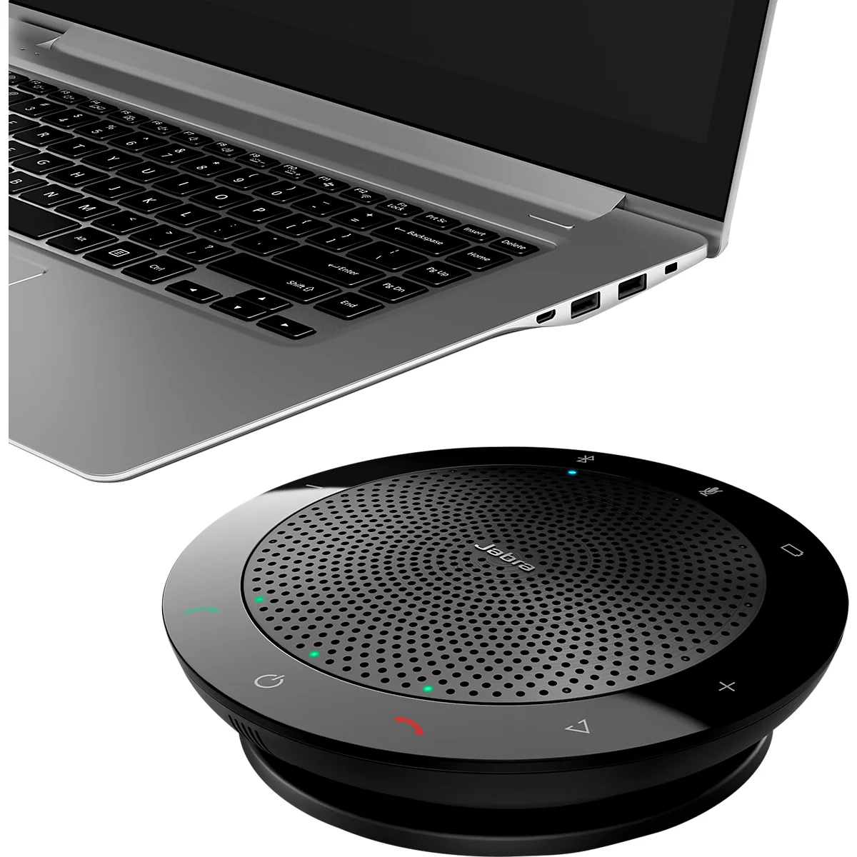 Een zwart conferentiesysteem en een zilveren laptop liggen naast elkaar. Het conferentiesysteem is rond, met bedieningselementen en een geperforeerde luidspreker.