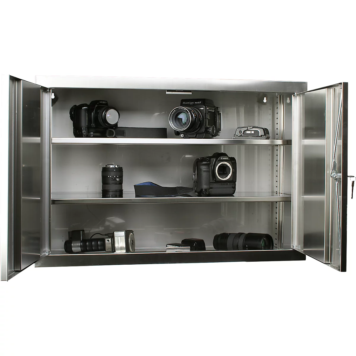Open metalen kast met camera's en lenzen. Diverse fotoapparatuur wordt opgeborgen op drie planken.