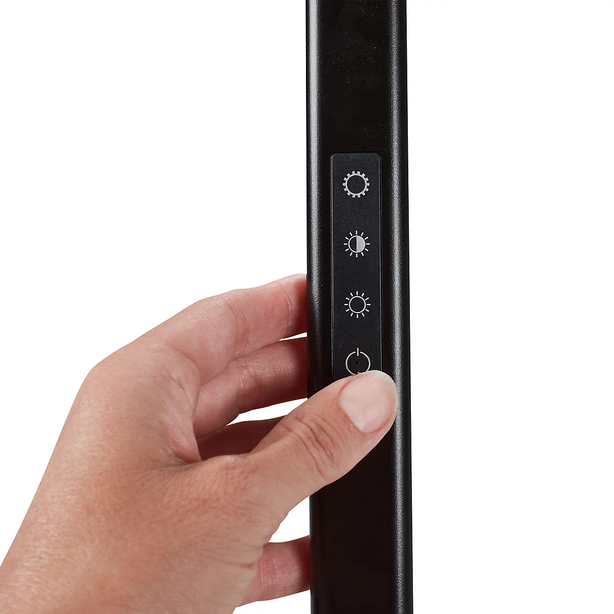 Gros plan d'une main appuyant sur un panneau de commande noir avec des symboles de luminosité et de marche/arrêt.