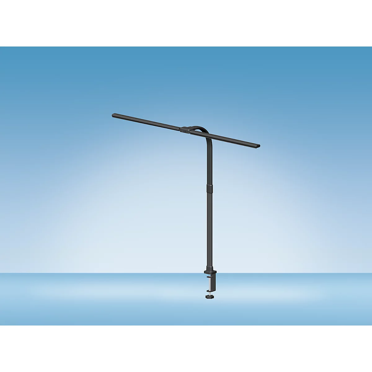 Dunkle Schreibtischlampe mit verstellbarem Arm und Klemme, vor blauem Hintergrund.