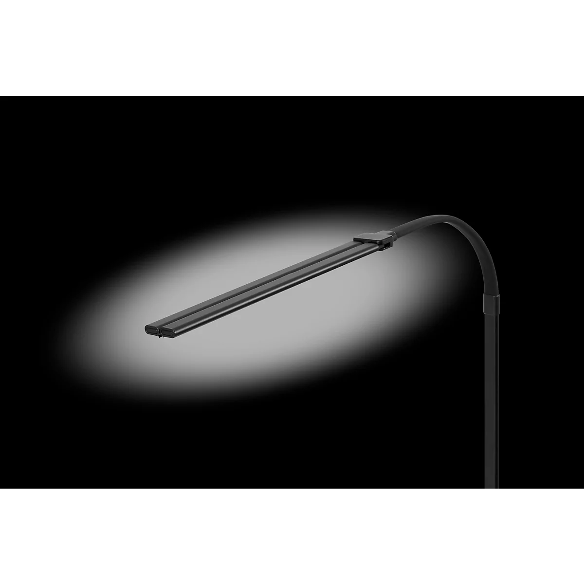 Schwarze Schreibtischlampe mit langem, schlanken Lampenkopf und Bogen. Sie erhellt einen Bereich auf schwarzem Grund.