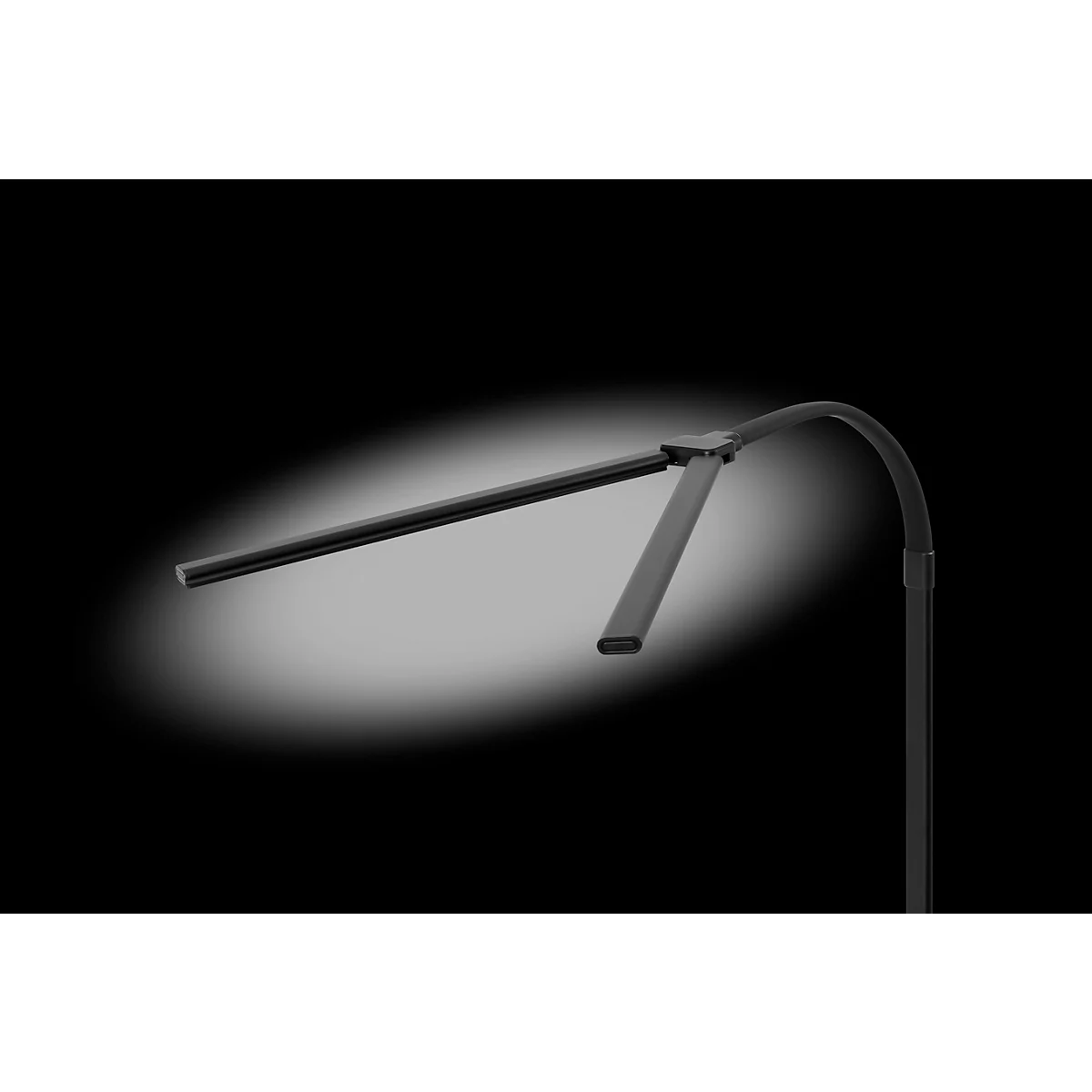 Schwarze, elegante Stehlampe mit zwei Gelenken und ausgerichteter Lichtfläche auf schwarzem Hintergrund, leicht beleuchtet.