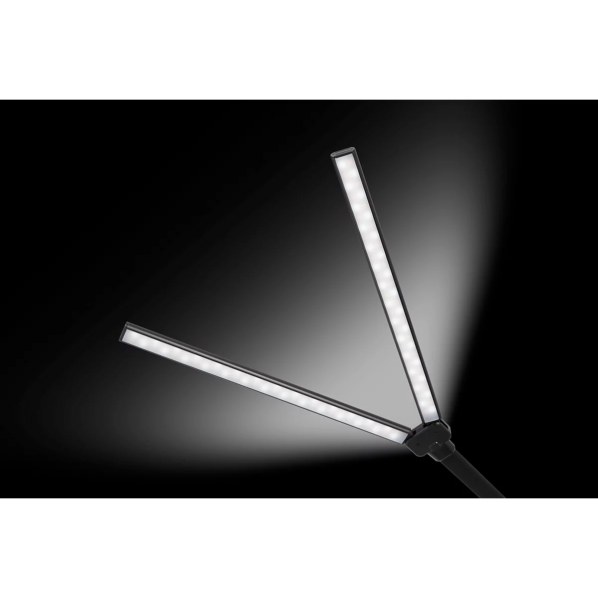 Schwarze Tischleuchte mit zwei hell leuchtenden LED-Leuchten. Die Leuchten sind im Winkel angeordnet und erhellen den Raum.