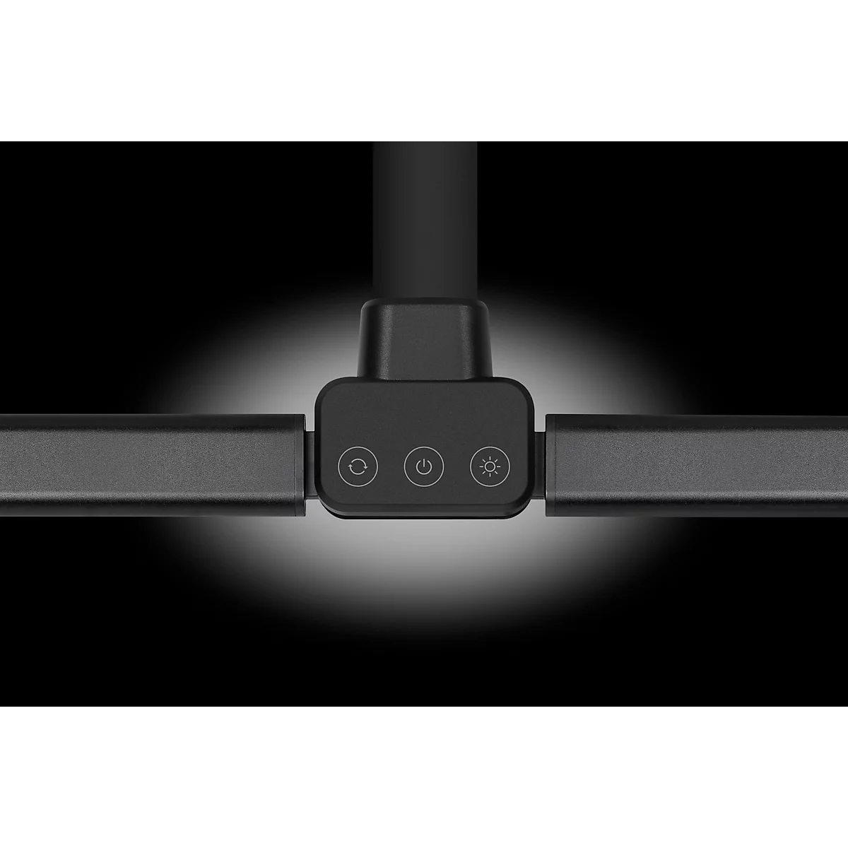 Nahaufnahme einer schwarzen Schreibtischleuchte mit drei Knöpfen und Licht-Symbol. Schwarzer Hintergrund, beleuchtet.