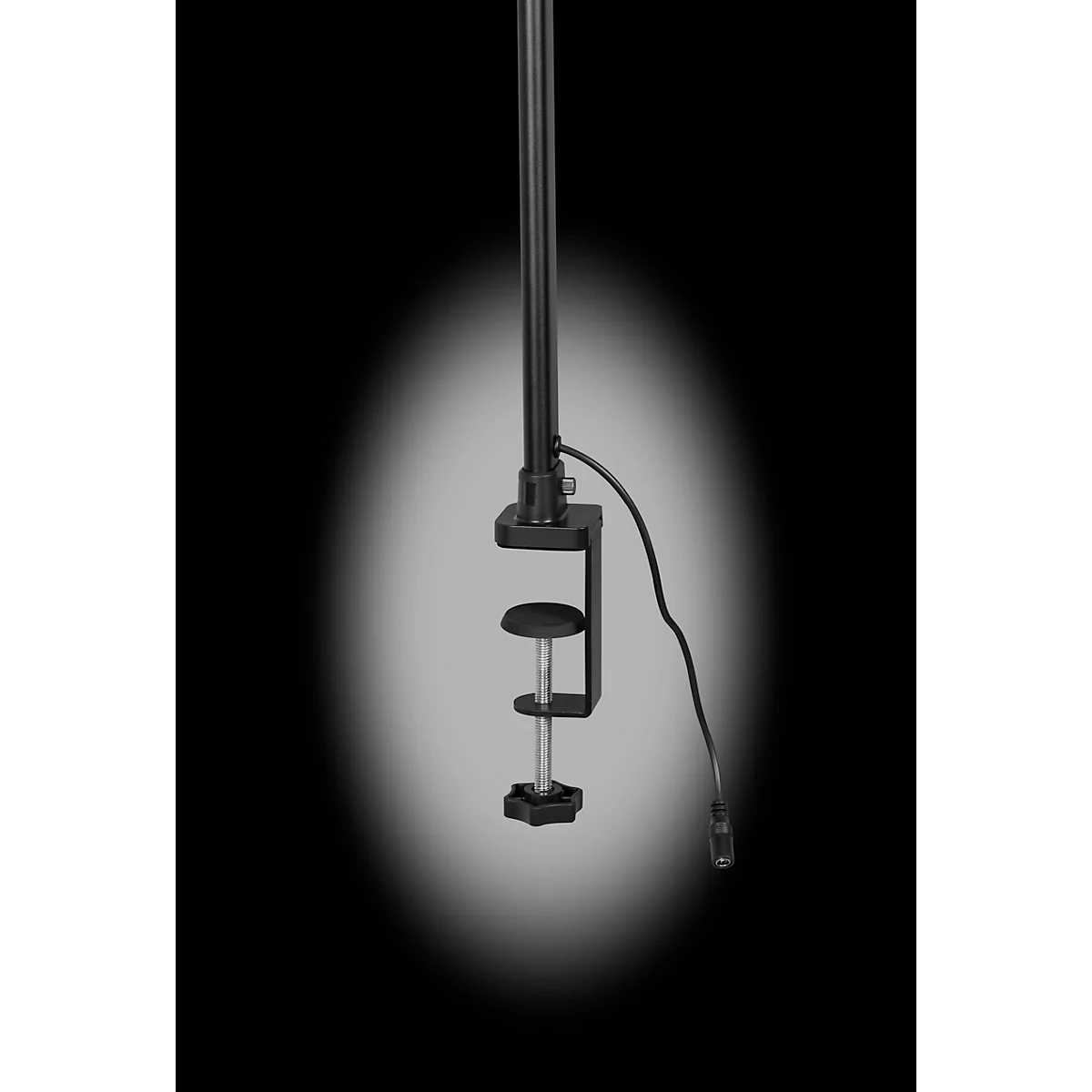 Schwarze Tischklemme mit schwarzem Arm und Kabel, Detailaufnahme, heller Hintergrund.