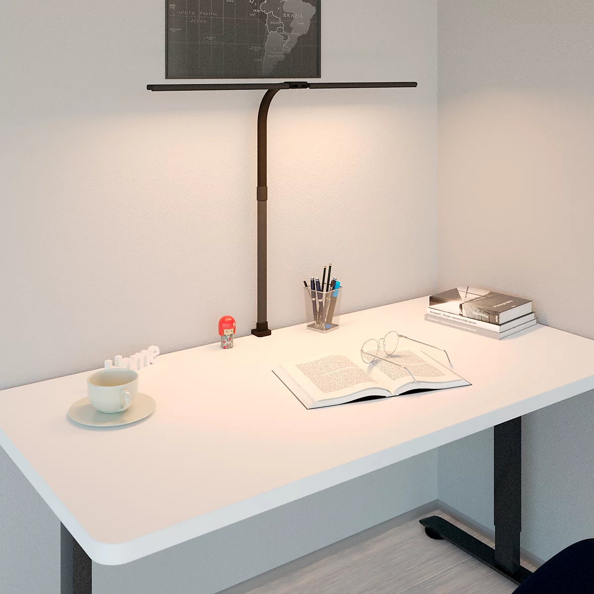 Schreibtisch mit Lampe, Buch, Brille und Stiften. Eine Tasse steht auf einem Unterteller.