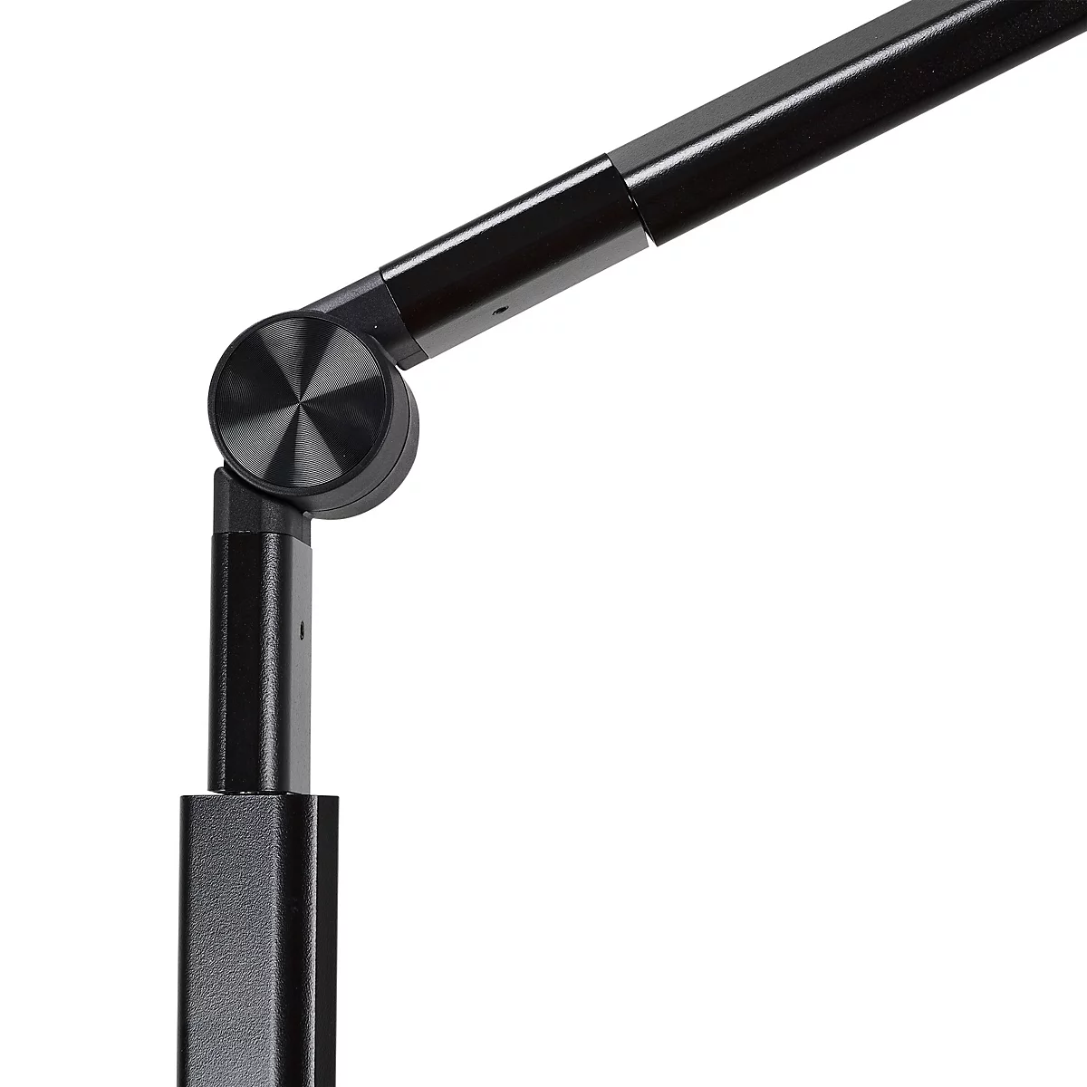 Detailopname van een zwarte, metalen scharnierconstructie met schroeven en verbindingen. De elementen zijn afgezet tegen een witte achtergrond.