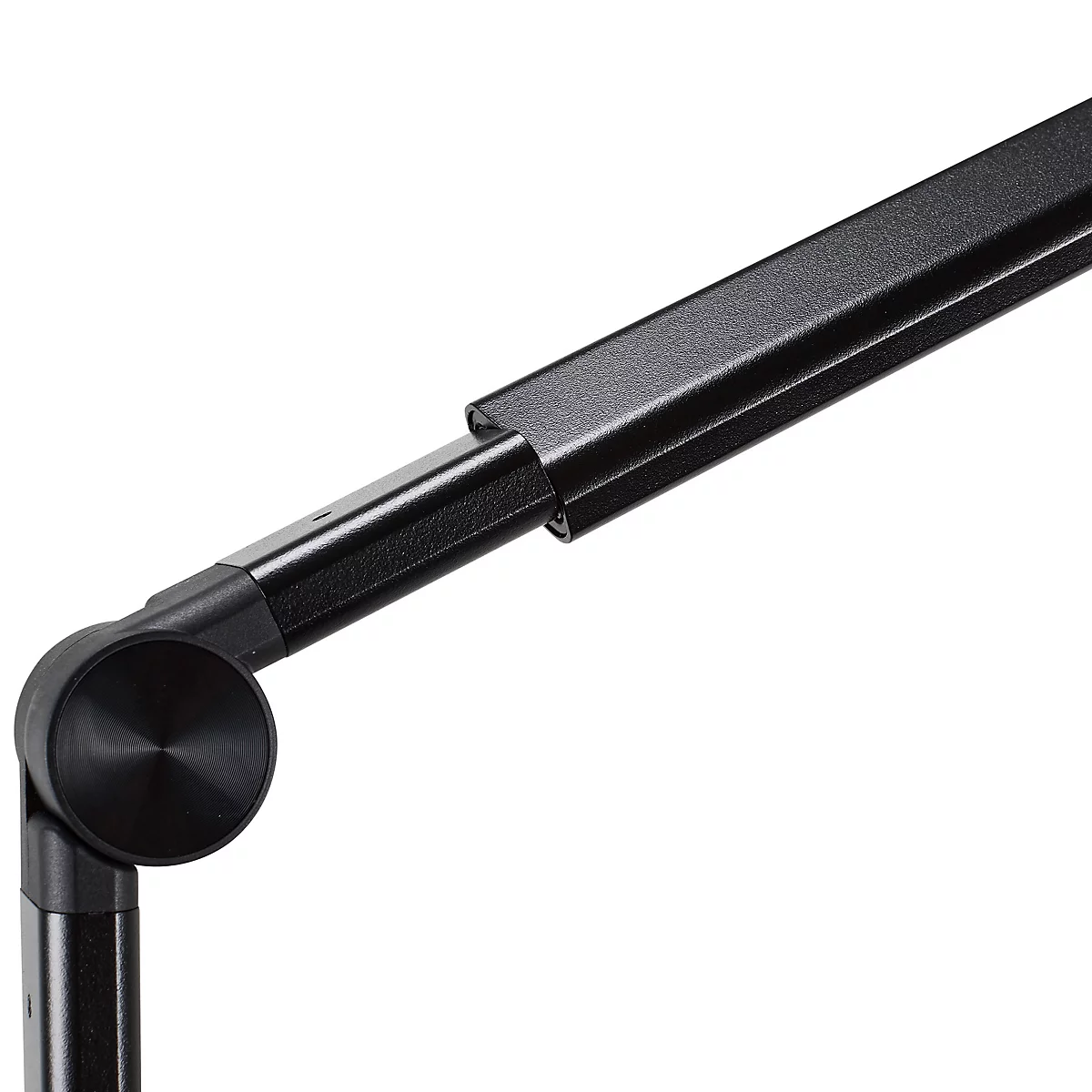 Detailaufnahme einer schwarzen, schwenkbaren LED-Schreibtischlampe; Gelenk, Ausleger und Arm im Fokus.