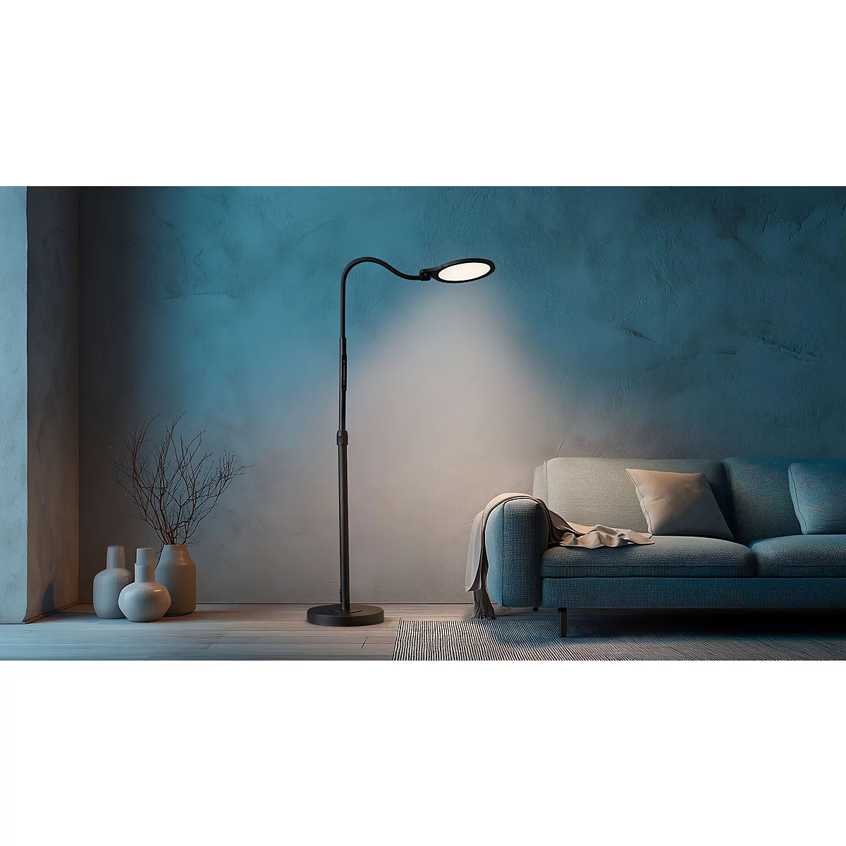 Een elegante vloerlamp verlicht een woonkamer met bank en vazen. Donkere lamp met een ronde kop, de lichtkegel op de bank.